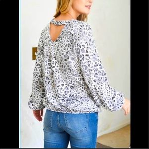 🖤ombré charcoal, leopard print/V-neck, & scoop U-back detail top